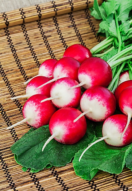 Редис Розово-красный с белым кончиком 3 гр б.п.