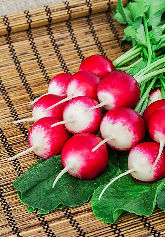 Редис Розово-красный с белым кончиком 3 гр б.п.